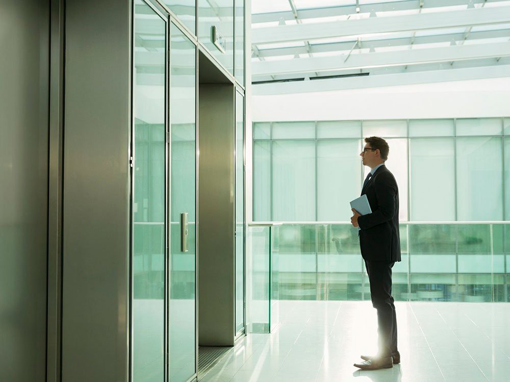 Personne attendant l'ascenseur